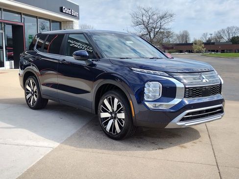 New 2026 Mitsubishi Outlander SE image 14