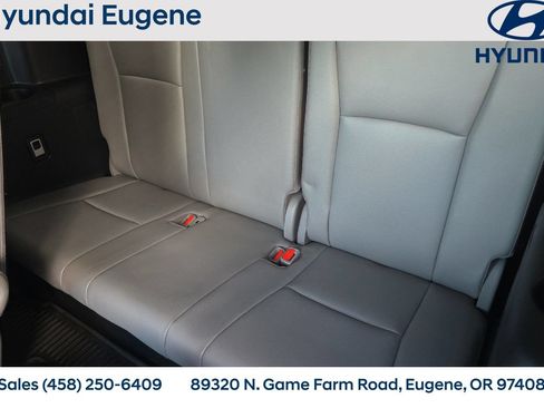 Used 2023 Toyota Highlander XLE AWD/4WD image 21