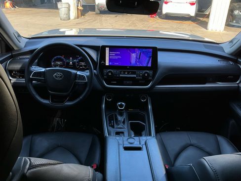 Used 2024 Toyota Grand Highlander Limited image 18