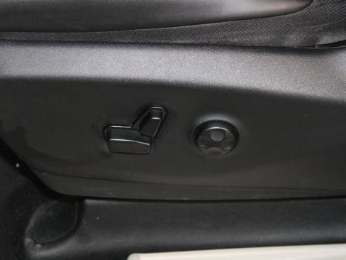 Used 2023 Chrysler Pacifica Limited FWD image 16