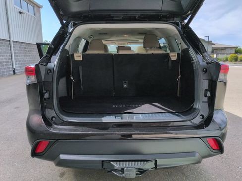 Used 2022 Toyota Highlander XLE AWD/4WD image 27