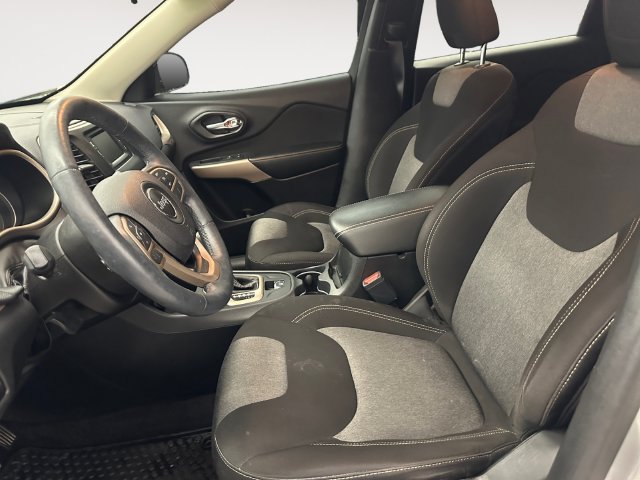 Used 2017 Jeep Cherokee Sport AWD/4WD image 9