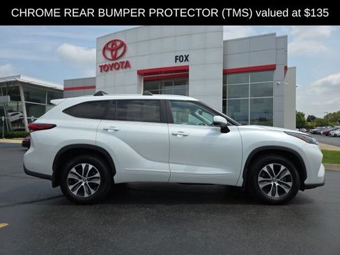 Used 2023 Toyota Highlander XLE AWD/4WD image 9