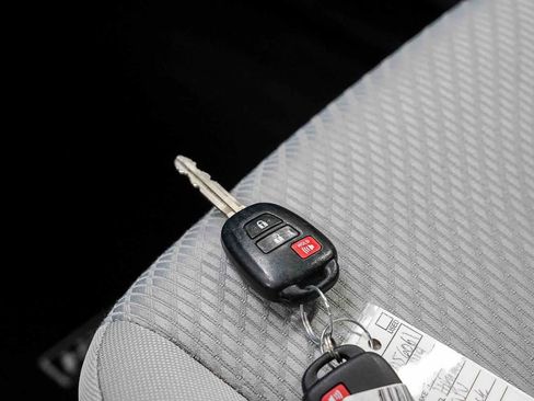 Used 2019 Toyota Highlander LE w/ Carpet Mat Package (TMS) FWD image 26