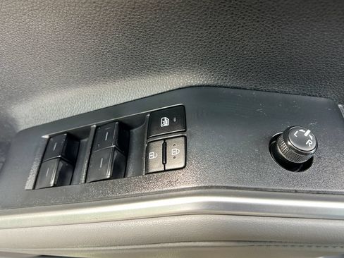 Used 2023 Toyota Highlander XLE AWD/4WD image 10