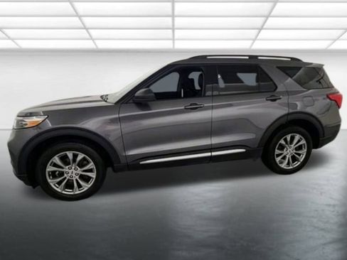 Used 2022 Ford Explorer XLT w/ Equipment Group 202A image 4