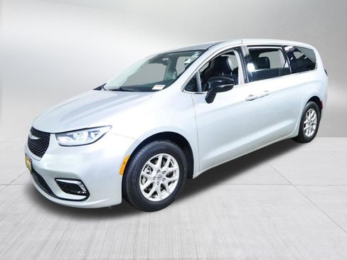 Used 2024 Chrysler Pacifica Touring-L FWD image 3