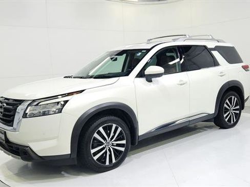 Certified 2023 Nissan Pathfinder Platinum FWD image 3
