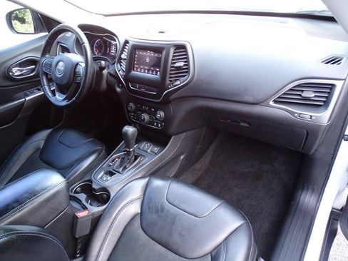 Used 2019 Jeep Cherokee Latitude Plus FWD image 25