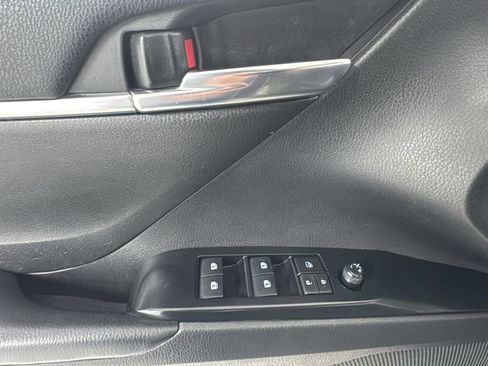 Used 2020 Toyota Camry SE image 17