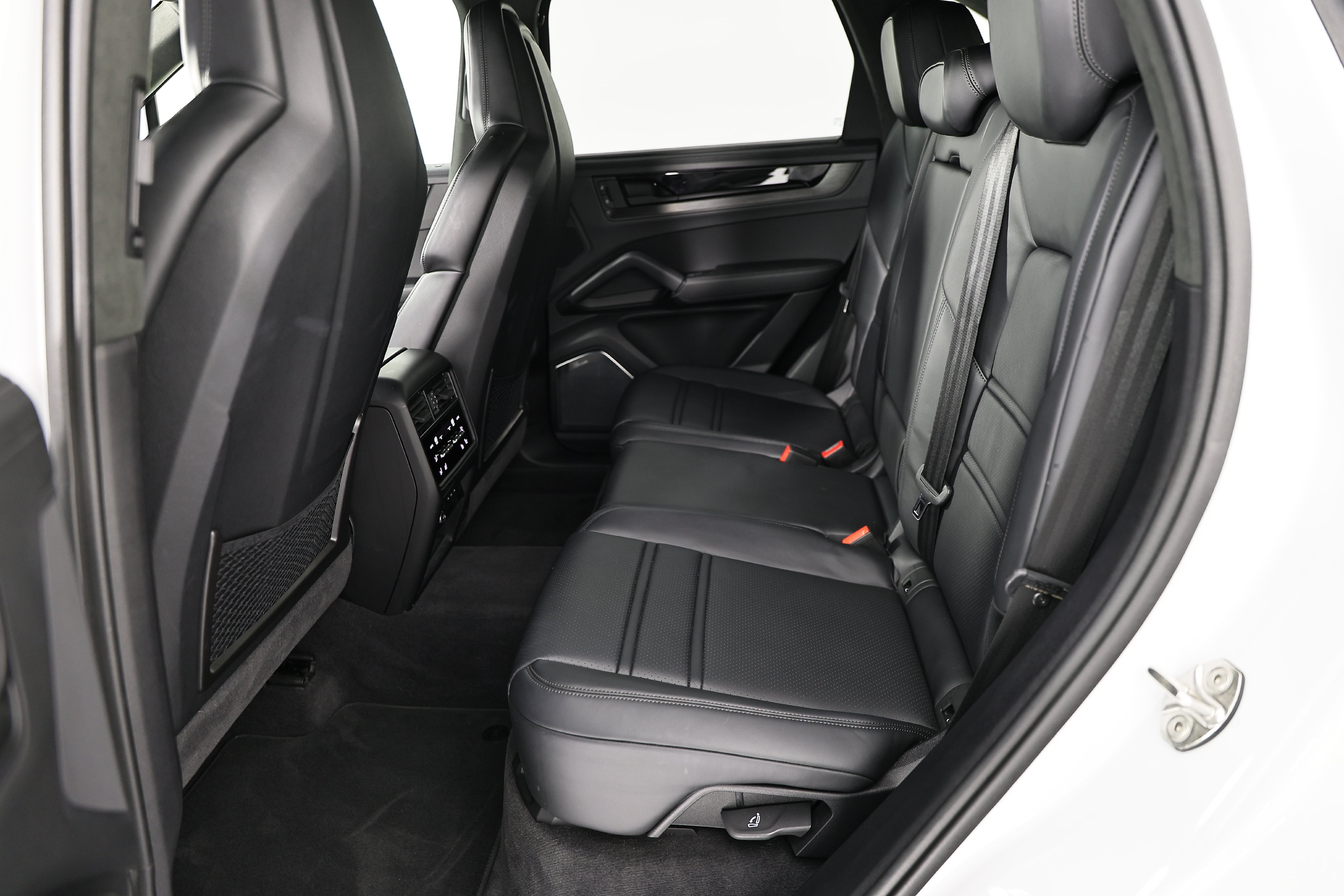 Certified 2025 Porsche Cayenne GTS AWD/4WD image 27