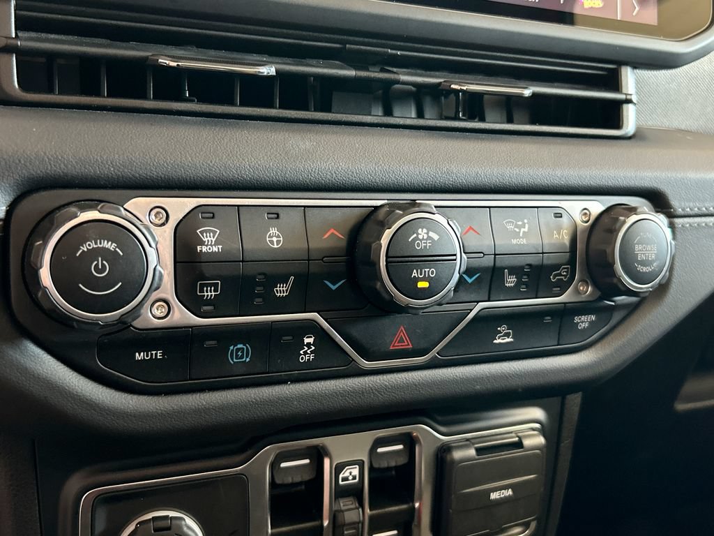 Used 2024 Jeep Wrangler Unlimited Sahara AWD/4WD image 23