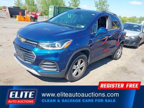 Used 2020 Chevrolet Trax LT w/ Sun & Sound Package AWD/4WD image 3
