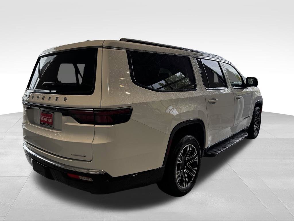 Used 2024 Jeep Wagoneer L Series II w/ Flexible Seating Group AWD/4WD image 6