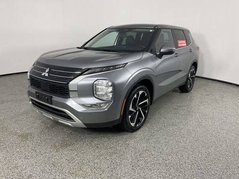 Used 2024 Mitsubishi Outlander SE image 3