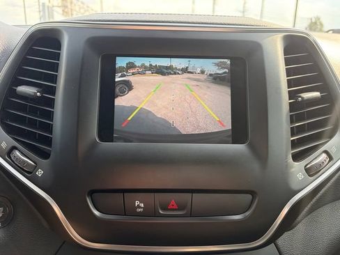 Used 2019 Jeep Cherokee Latitude Plus AWD/4WD image 12
