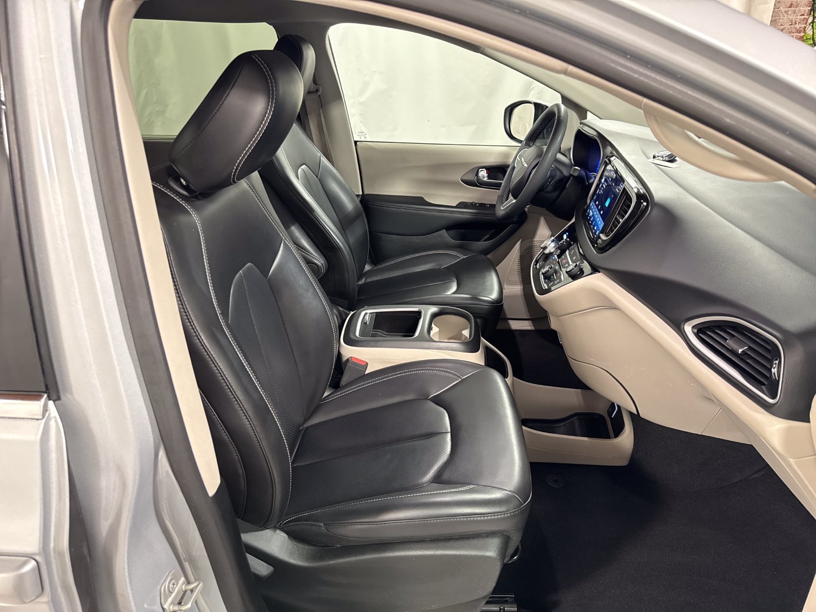 Used 2023 Chrysler Pacifica Touring-L FWD image 29