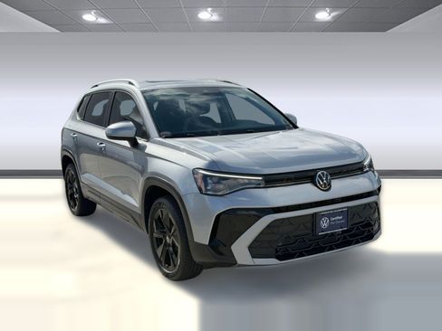 Certified 2025 Volkswagen Taos SE FWD image 7