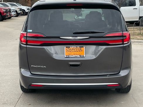 Used 2023 Chrysler Pacifica Touring-L image 5
