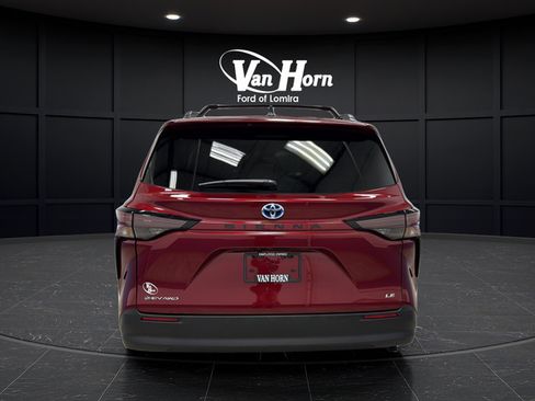 Used 2025 Toyota Sienna LE AWD/4WD image 6