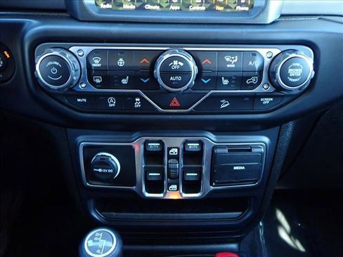 Used 2019 Jeep Wrangler Unlimited Sahara image 17