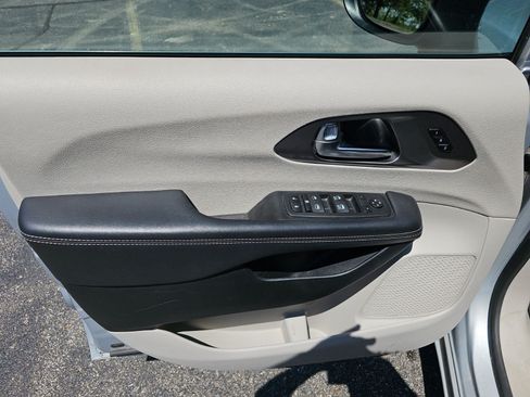 Used 2023 Chrysler Pacifica Touring-L FWD image 18