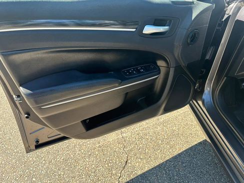 Used 2017 Chrysler 300 Limited w/ Value Package image 9