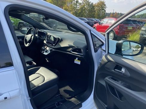 New 2026 Chrysler Voyager LX image 28