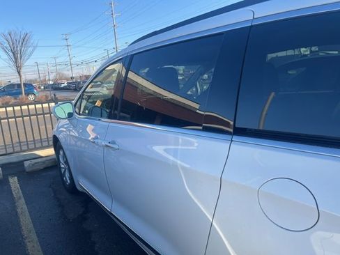 Used 2017 Chrysler Pacifica Touring-L image 8