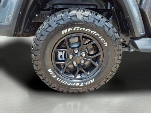 Used 2025 Jeep Gladiator Sport AWD/4WD image 9
