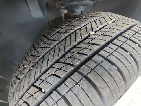 Certified 2025 Volkswagen Taos SE image 27