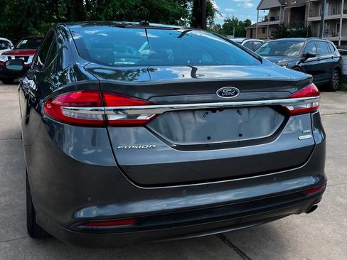 Used 2018 Ford Fusion SE w/ Fusion SE Technology Package FWD image 9