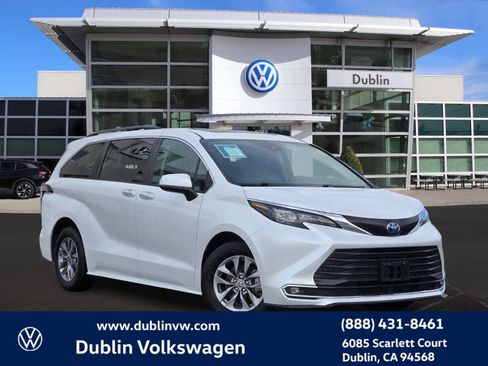 Used 2024 Toyota Sienna XLE image 1