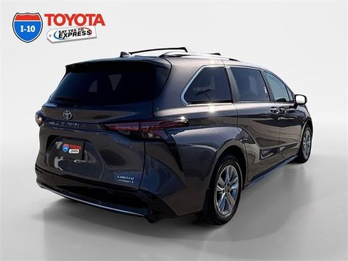 Certified 2023 Toyota Sienna Limited image 5