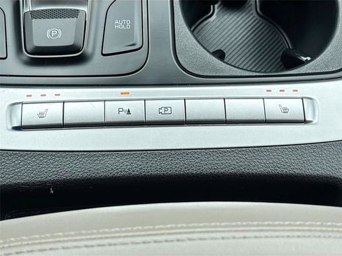 Used 2025 Kia Carnival FWD image 21