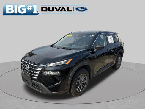Used 2024 Nissan Rogue S AWD/4WD image 2
