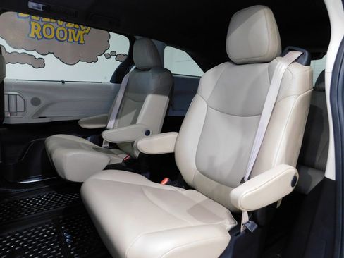 Used 2021 Toyota Sienna XLE image 70
