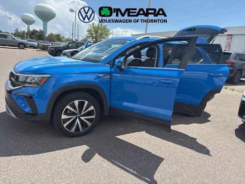 Used 2023 Volkswagen Taos SE w/ Panoramic Sunroof Package AWD/4WD image 3