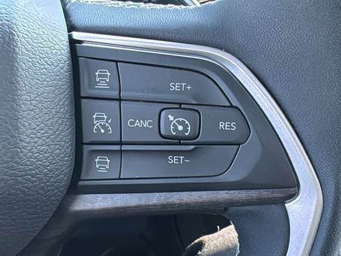 Used 2023 Jeep Grand Cherokee Limited image 10