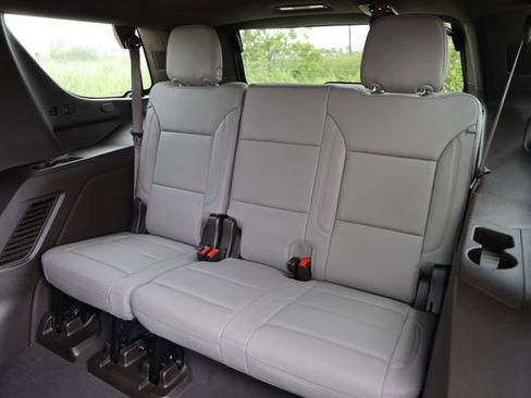 Used 2023 Chevrolet Tahoe Z71 w/ Luxury Package AWD/4WD image 15