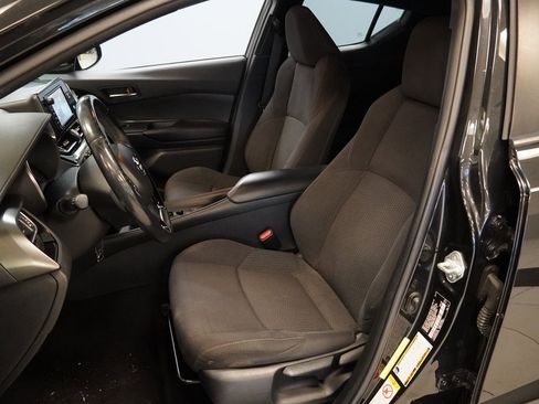 Used 2018 Toyota C-HR XLE image 3