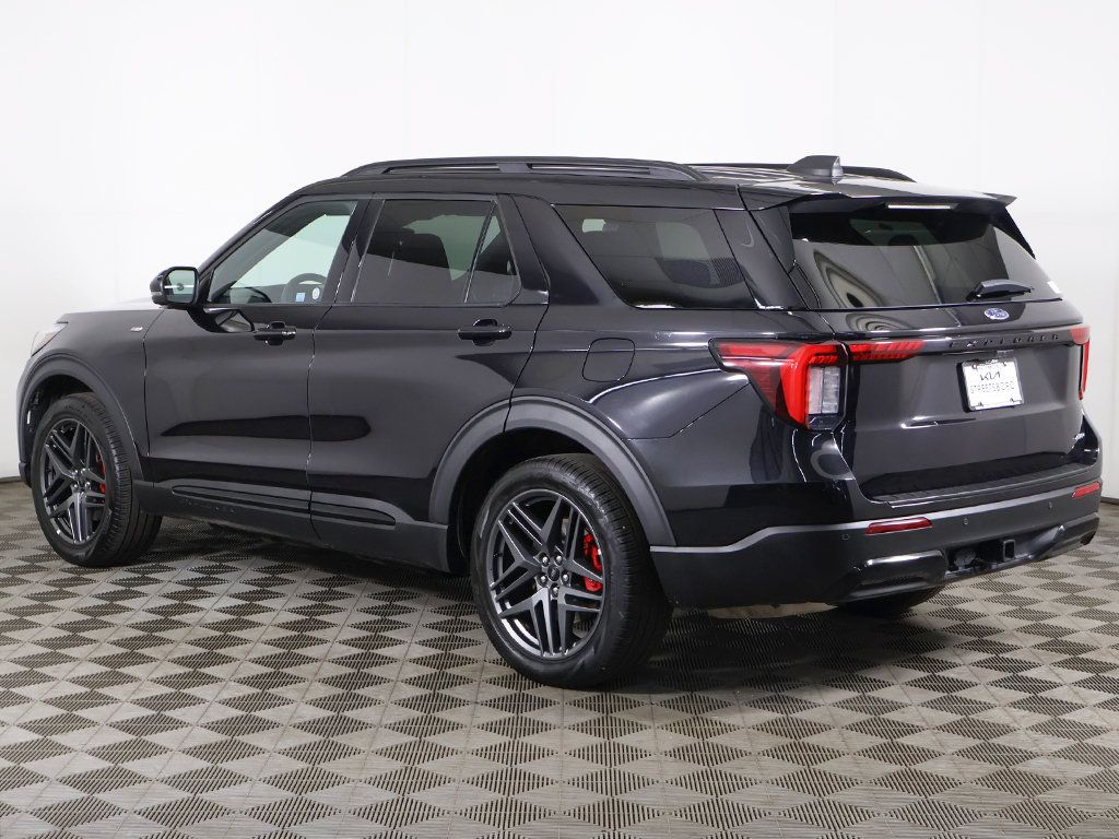Used 2025 Ford Explorer ST-Line w/ ST-Line Street Pack AWD/4WD image 11