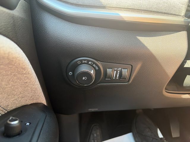 Used 2025 Jeep Compass Latitude AWD/4WD image 33