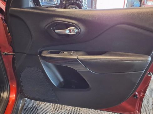 Used 2017 Jeep Cherokee Sport FWD image 12