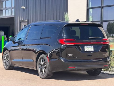 Used 2025 Chrysler Pacifica Limited FWD image 3