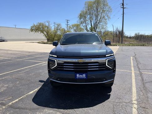 New 2026 Chevrolet Suburban LT w/ Comfort Package AWD/4WD image 2