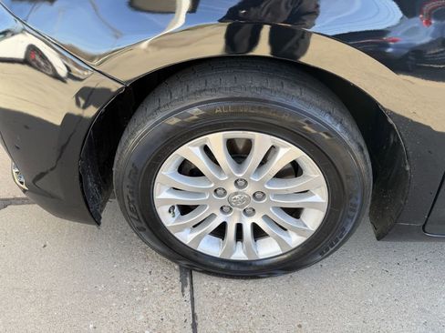 Used 2015 Toyota Sienna XLE image 22