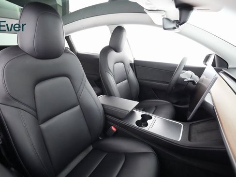 Used 2022 Tesla Model Y Long Range image 9