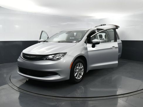 Used 2023 Chrysler Voyager LX FWD image 32