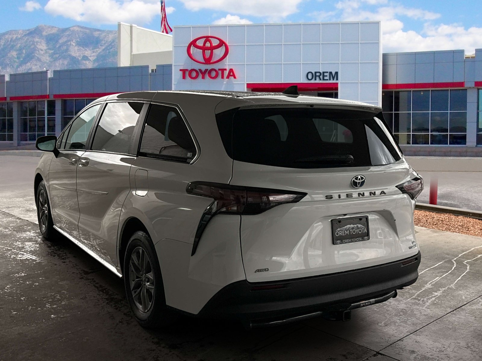 Used 2024 Toyota Sienna LE AWD/4WD image 6